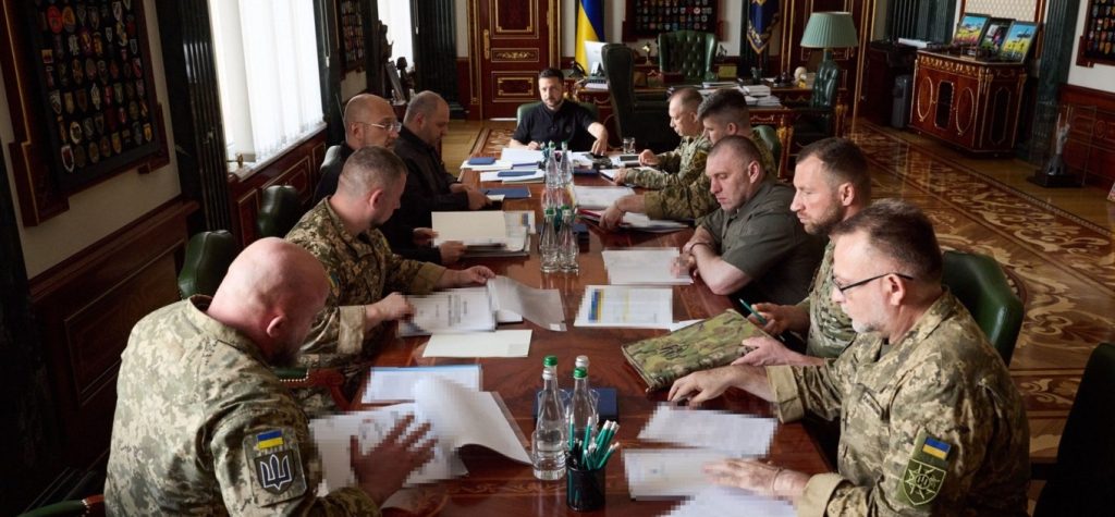 Ο Β.Ζελένσκι συγκάλεσε έκτακτη σύσκεψη με τη στρατιωτική ηγεσία μετά τα σημερινά ρωσικά πλήγματα – Τι αποφάσισαν