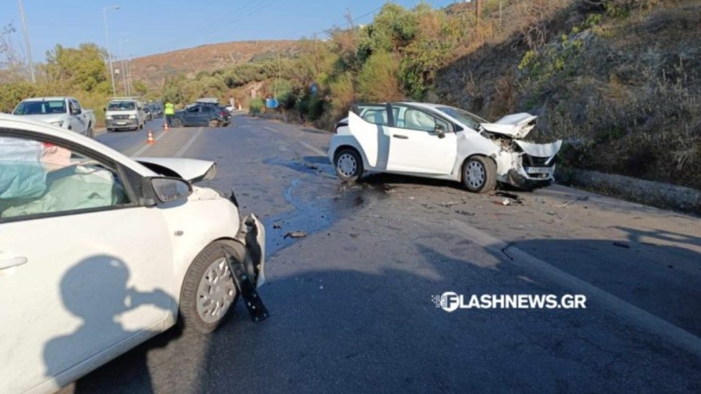 Καραμπόλα τριών οχημάτων στον ΒΟΑΚ: Τραυματίστηκαν δύο γυναίκες από την σφοδρή σύγκρουση – Δείτε φωτογραφίες