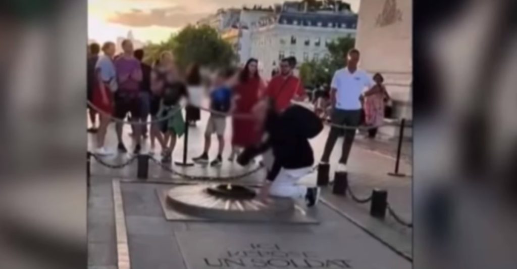 Γαλλία: Αφαιρείται η άδεια παραμονής του Μαροκινού που βεβήλωσε το Μνημείο του Άγνωστου Στρατιώτη με το τσιγάρο του