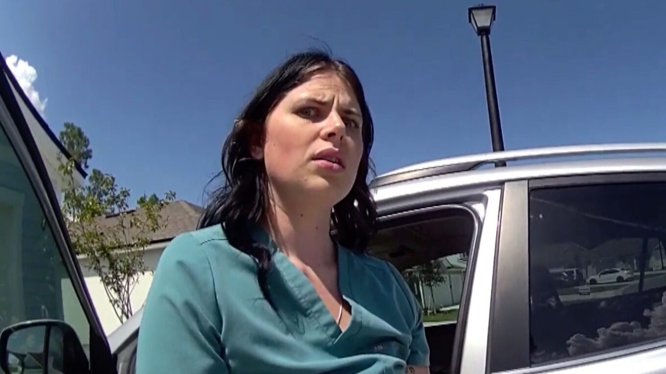 Φλόριντα: Η στιγμή που νοσηλεύτρια «μαϊμού» συλλαμβάνεται (βίντεο)