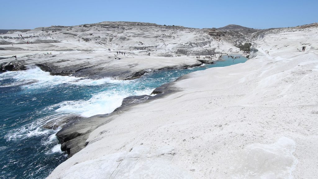 Μήλος: Η γυναίκα παρασύρθηκε από τους ανέμους – Ο άνδρας βούτηξε για να τη σώσει