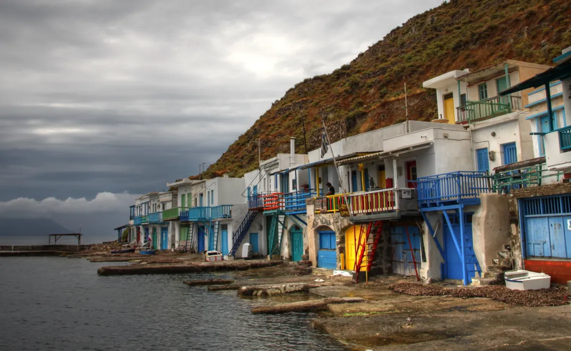 Κλήμα: Το χωριό με τα πολύχρωμα σπίτια στην Μήλο που αξίζει να επισκεφθείς (φωτο)