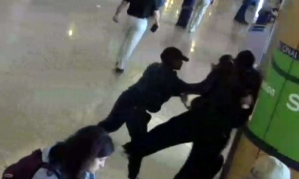 ΗΠΑ: Η στιγμή που Χρυσή Ολυμπιονίκης επιτίθεται στον σύντροφό της και τον χτυπά στο αεροδρόμιο (βίντεο)