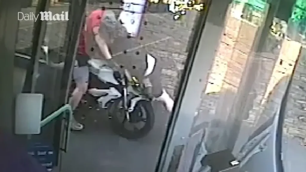 Βρετανία: H τρομακτική στιγμή που μηχανή παρασύρει γυναίκα που μόλις έχει αποβιβαστεί από λεωφορείο (βίντεο)