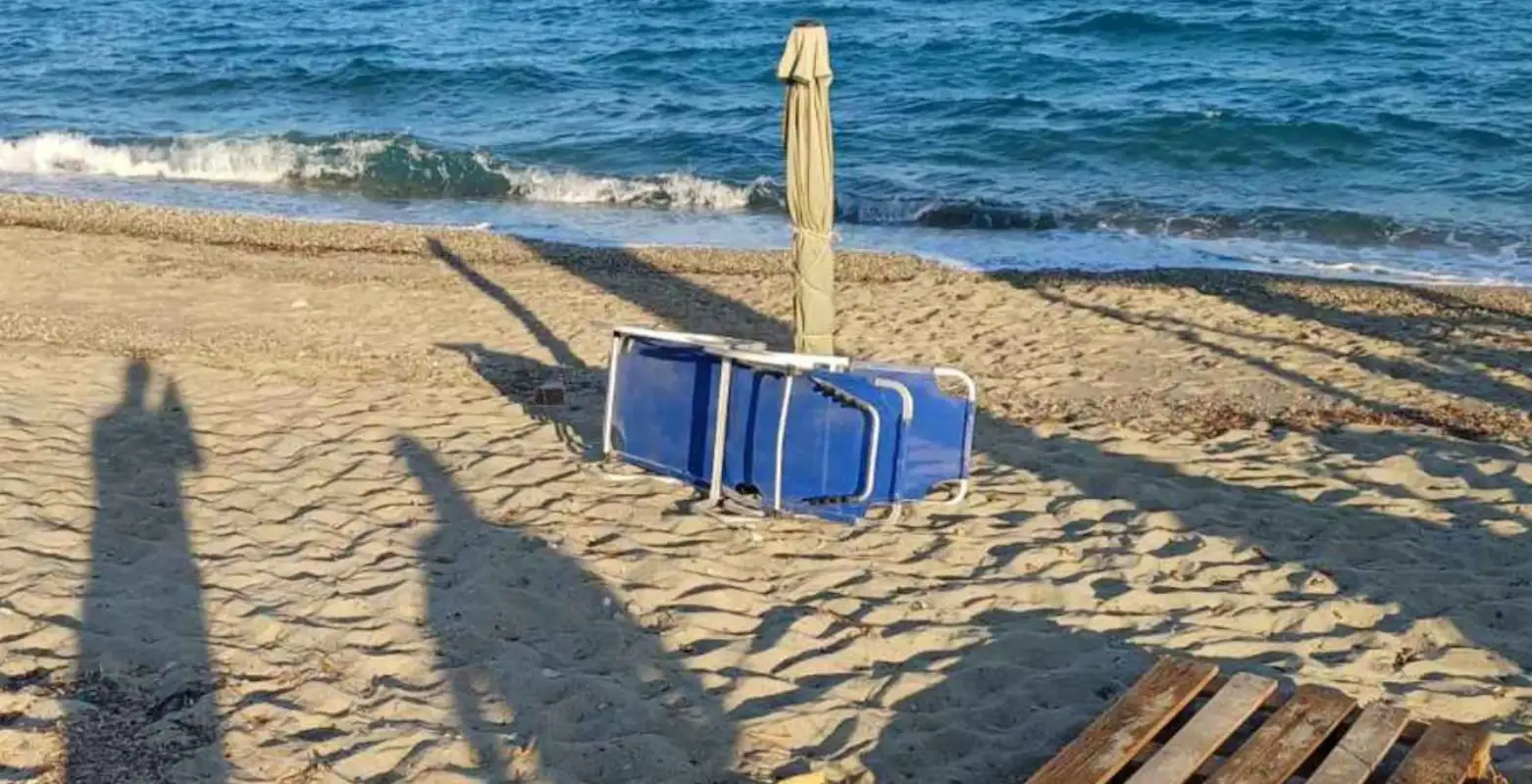 Ατύχημα σε παραλία της Χαλκιδικής: Ομπρέλα καρφώθηκε στο πόδι 26χρονης (φωτο)