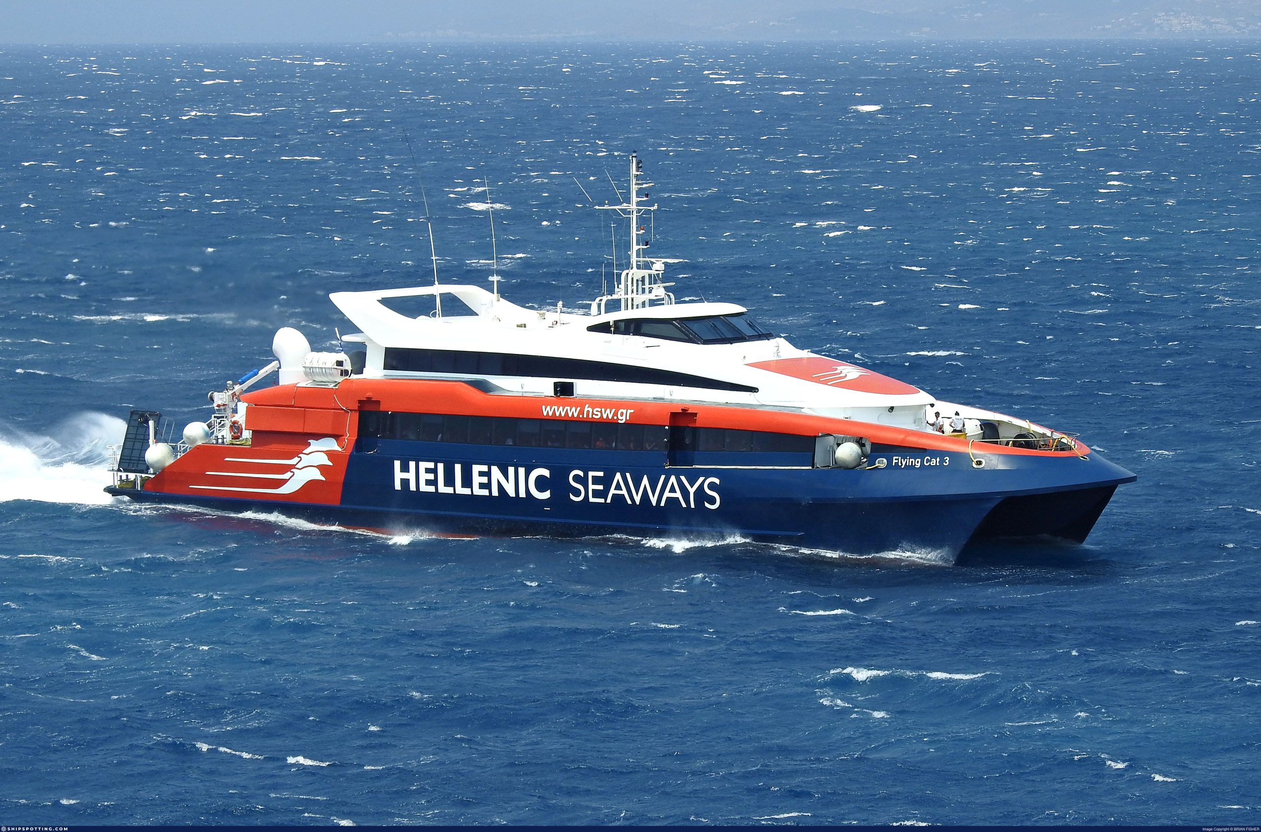 Μηχανική βλάβη στο Flying Cat III λίγο πριν αποπλεύσει από το λιμάνι του Πειραιά: Ταλαιπωρία για 340 επιβάτες