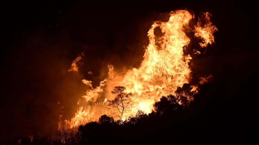 Συνεχίστηκε όλη την νύχτα η πύρινη «κόλαση» στην Κερατέα: Εκκενώθηκαν Άγιος Νικόλαος και Μαύρο Λιθάρι