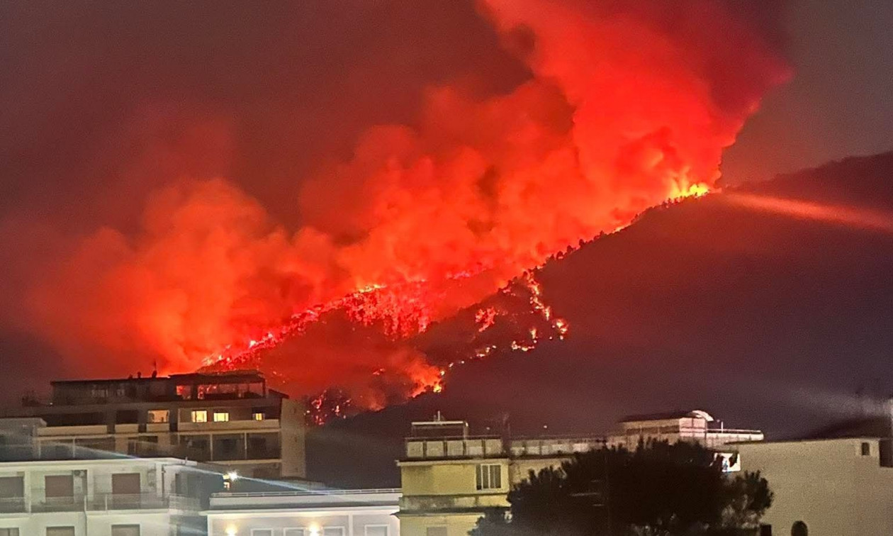 Μεγάλη πυρκαγιά στον Βεζούβιο: Σε κρίσιμη κατάσταση το Εθνικό Πάρκο (βίντεο)