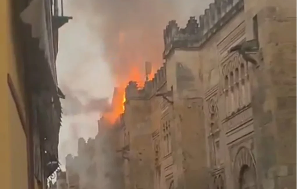 Ισπανία: Στις φλόγες «τυλίχθηκε» ιστορικός χώρος λατρείας στην Κόρδοβα – Δείτε εικόνες