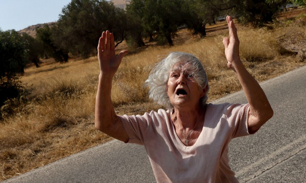 Συγκλονίζουν οι εικόνες από την φωτιά στην Κερατέα: Άνθρωποι σε απόγνωση και μεγάλες καταστροφές (φωτό)