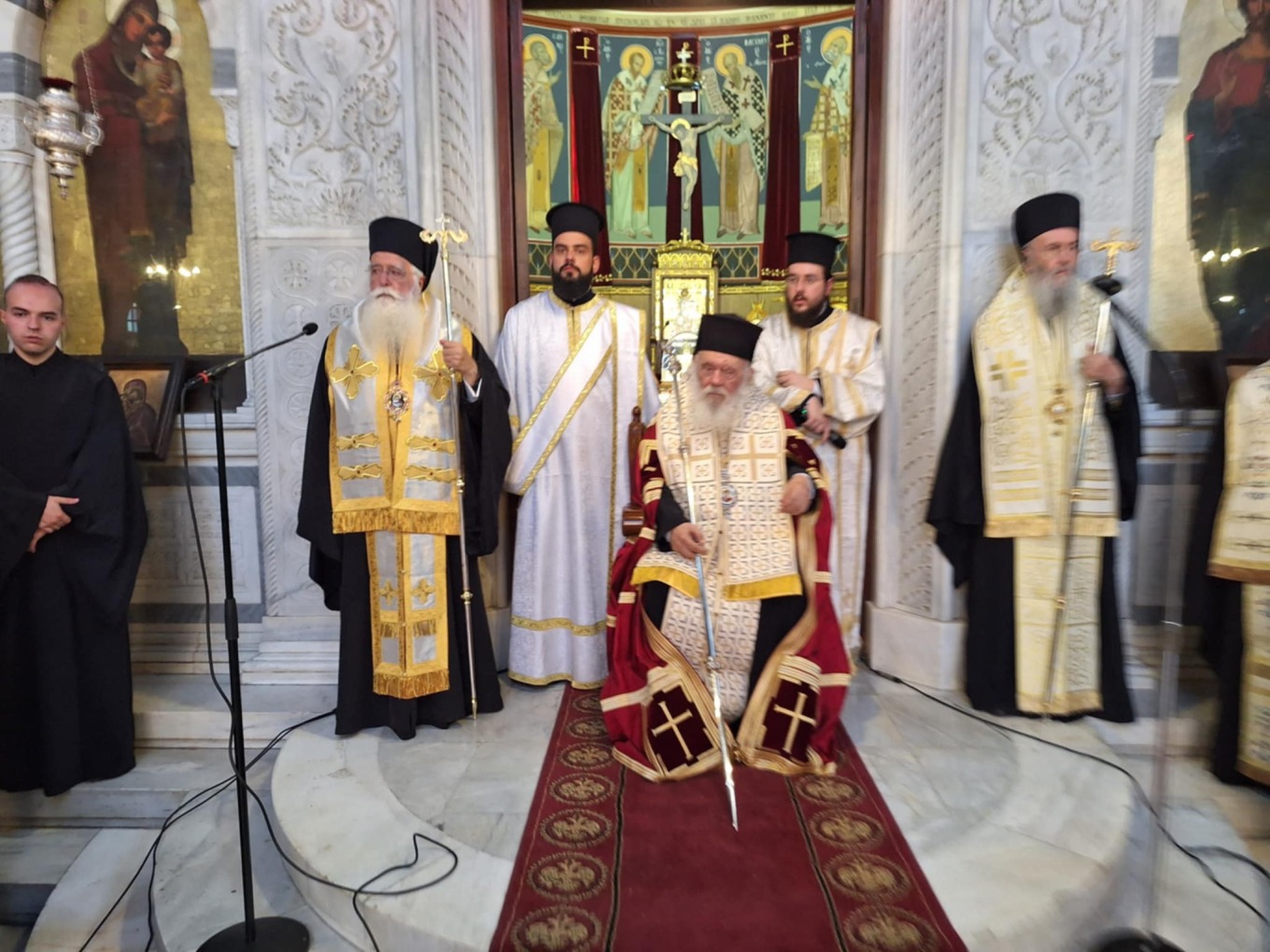 Ο Αρχιεπίσκοπος Ιερώνυμος χοροστάτησε στην εξόδιο ακολουθία του εκδημούντος Μητροπολίτη Κορίνθου (βίντεο)