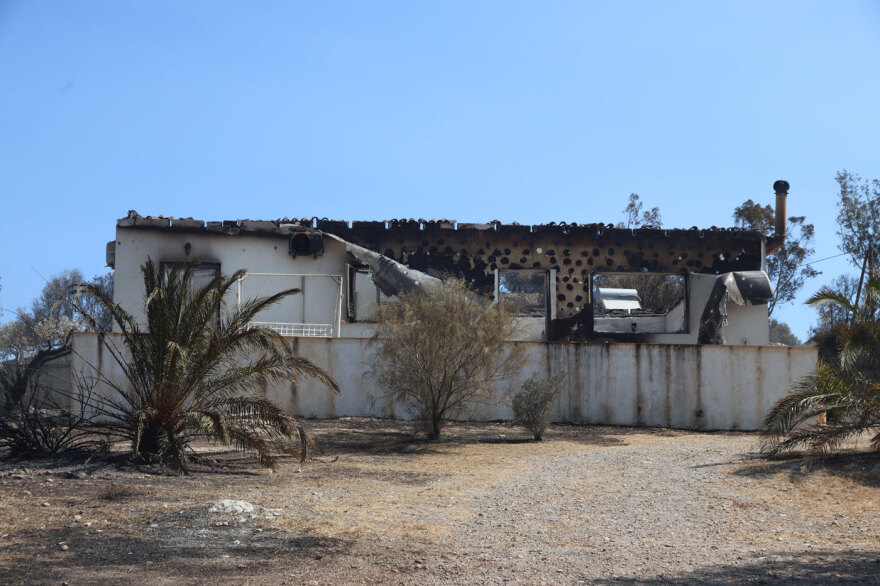 Στο «φως» νέες εικόνες από το καταστροφικό πέρασμα της φωτιάς στην Ανατολική Αττική: «Στάχτη» σπίτια και αυτοκίνητα