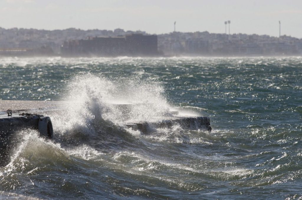 Καιρός: Xωρίς αξιόλογη μεταβολή η θερμοκρασία σήμερα – Επιμένουν οι θυελλώδεις άνεμοι