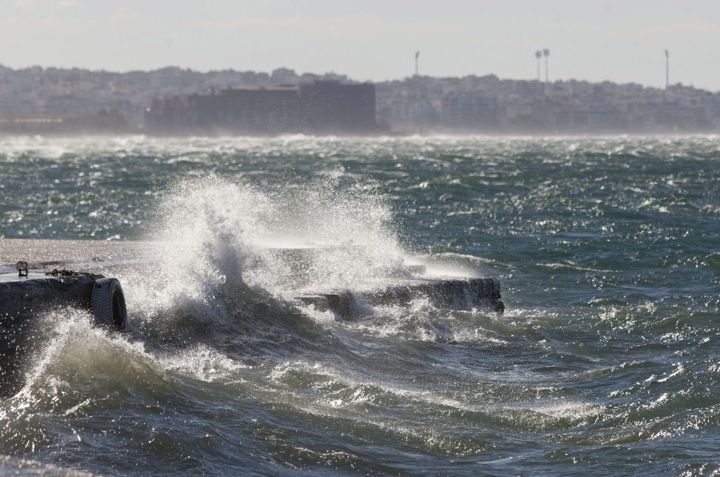 Καιρός: Xωρίς αξιόλογη μεταβολή η θερμοκρασία σήμερα – Επιμένουν οι θυελλώδεις άνεμοι