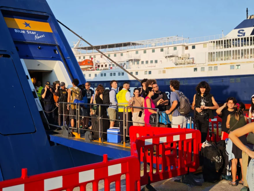 Ένταση στο λιμάνι του Πειραιά: Επιβάτες εμπόδισαν τον απόπλου πλοίου επειδή τους απαγορεύτηκε η επιβίβαση