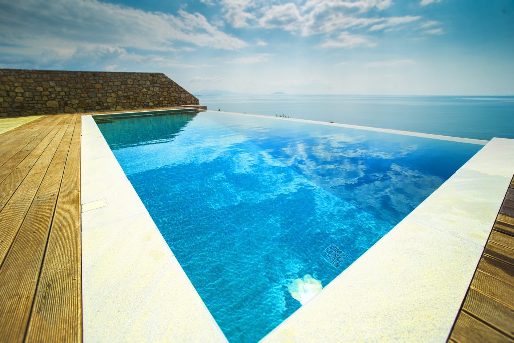 Νεκρός βρέθηκε 45χρονος σε πισίνα ξενοδοχείου στη Σαντορίνη 