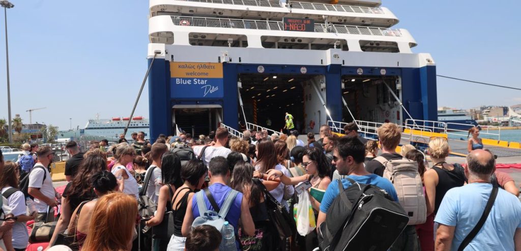 Κανονικά πραγματοποιούνται σήμερα τα προγραμματισμένα δρομολόγια των πλοίων από τα λιμάνια της Αττικής