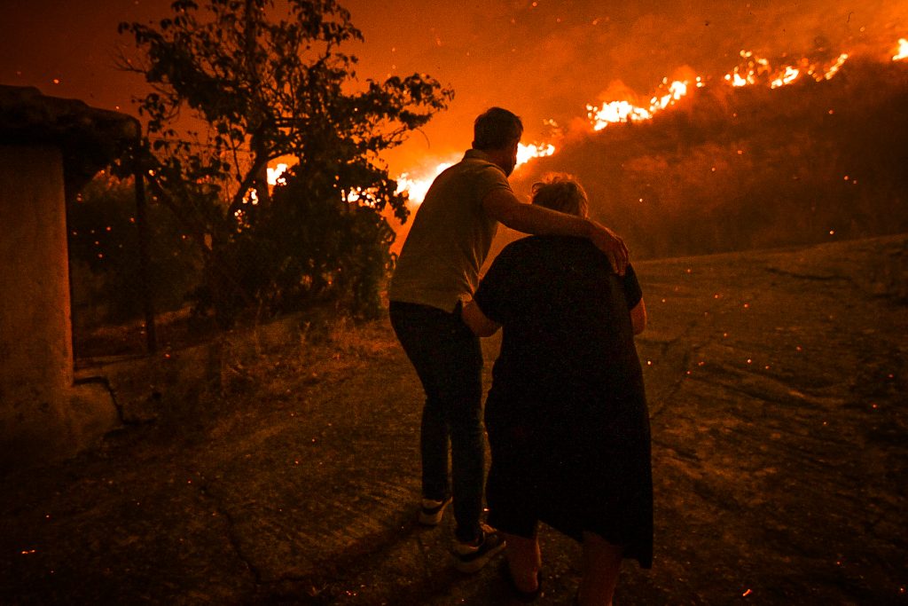 Βελτιωμένη η εικόνα των πύρινων μετώπων στην Ηλεία: Φόβοι για αναζωπυρώσεις λόγω των ισχυρών ανέμων (φωτο)
