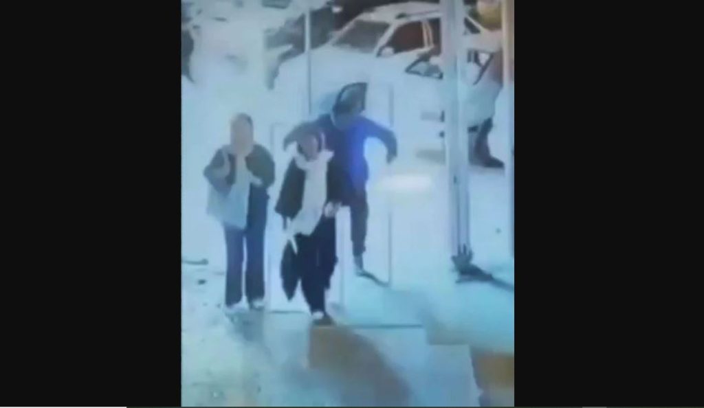 Ιράν: Γυναίκα έπεσε θύμα άγριου ξυλοδαρμού επειδή δεν φορούσε χιτζάμπ – Δείτε βίντεο