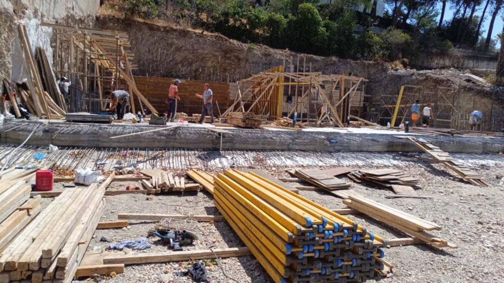 Συνελήφθη αλλοδαπός εργάτης στην Πεντέλη επειδή χρησιμοποιούσε τροχό κοπής εν μέσω υψηλών θερμοκρασιών (φωτο)