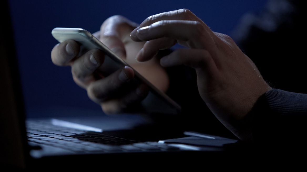 Τους «αδειάζουν» τα πορτοφόλια χωρίς να το καταλαβαίνουν – Πώς στήνονται οι τηλεφωνικές απάτες στη Λέρο