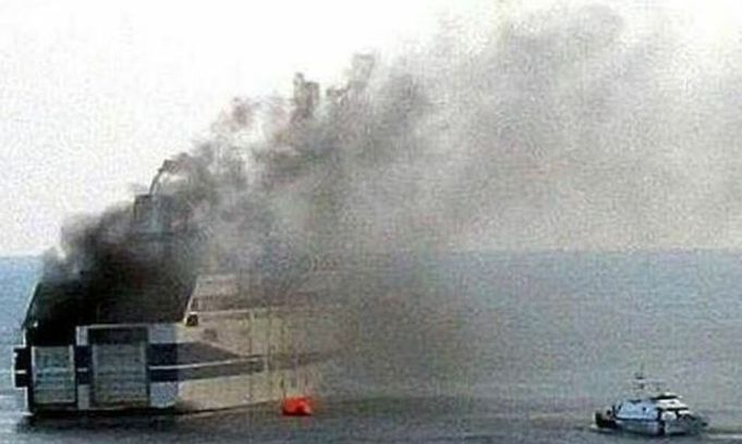 Ιταλία: Φωτιά σε πλοίο με 155 επιβάτες στον κόλπο της Νάπολης