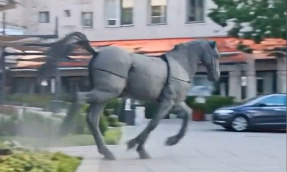 Η Τεχνητή Νοημοσύνη «ζωντάνεψε» το μπρούντζινο άλογο της Λάρισας (βίντεο)