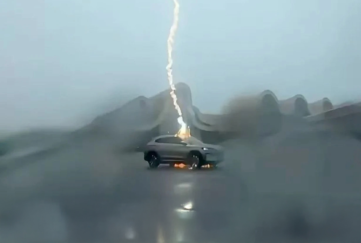 BYD Seal U: Άθικτο ύστερα από τρεις κεραυνούς σερί (βίντεο)