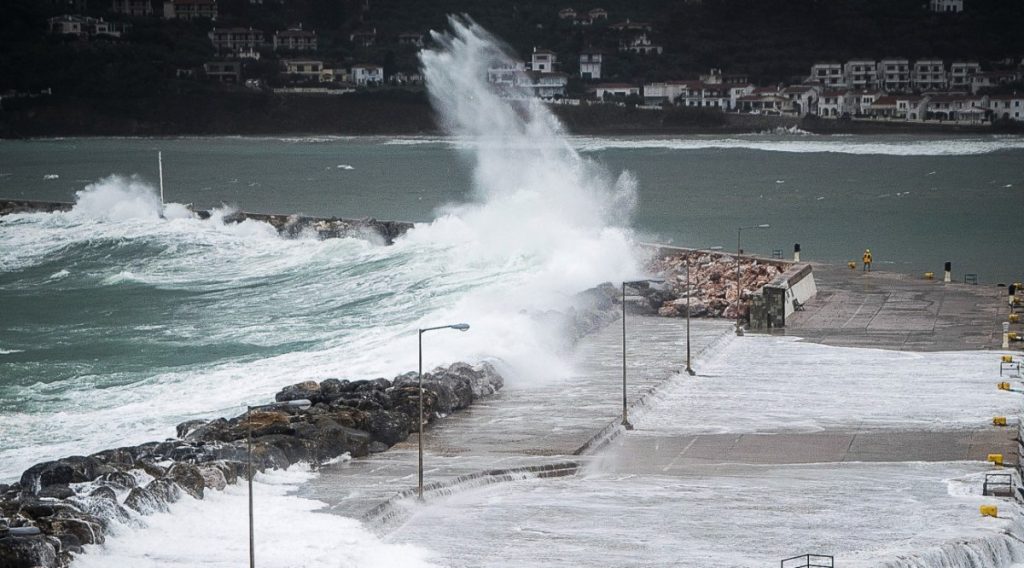 «Hot – Dry – Windy» ο καιρός μέχρι την Τετάρτη: Άνεμοι έως 8 μποφόρ και θερμοκρασία στους 41°C
