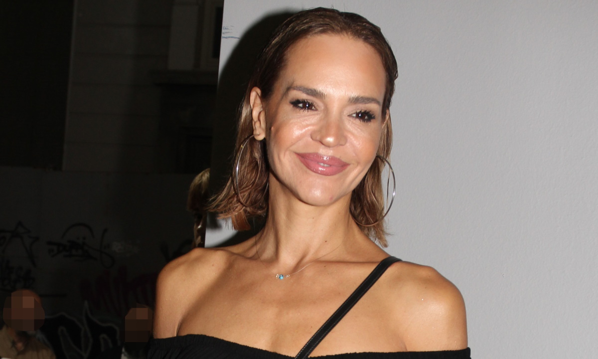 Ν.Καρρά: Πόζαρε με μπικίνι στην παραλία και εντυπωσίασε με την καλλίγραμμη σιλουέτα της – Δείτε φωτογραφίες