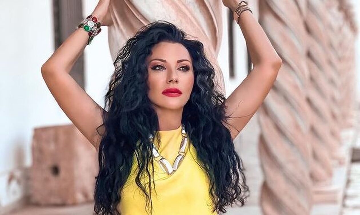 Η Πόπη Μαλλιωτάκη πόζαρε με μαγιό πάνω σε βράχια και προκάλεσε «καρδιακά» (φώτο)