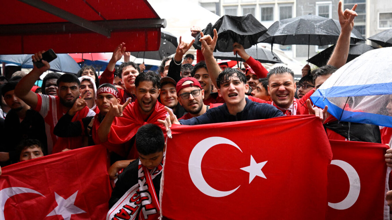 Στόχος των Γκρίζων Λύκων οι νέοι στη Γερμανία: Οι διασυνδέσεις με το οργανωμένο έγκλημα