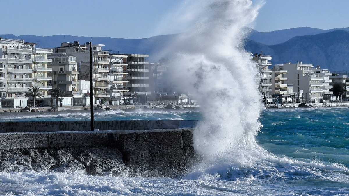 Ο καιρός σήμερα: Ισχυροί άνεμοι και νέα άνοδος της θερμοκρασίας – Η πρόγνωση της ΕΜΥ