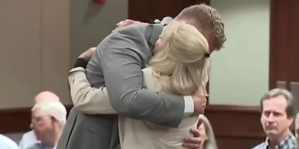 ΗΠΑ: Γυναίκα αγκάλιασε στο δικαστήριο τον άνδρα που σκότωσε σε τροχαίο τον επί 50 χρόνια σύζυγό της (βίντεο)