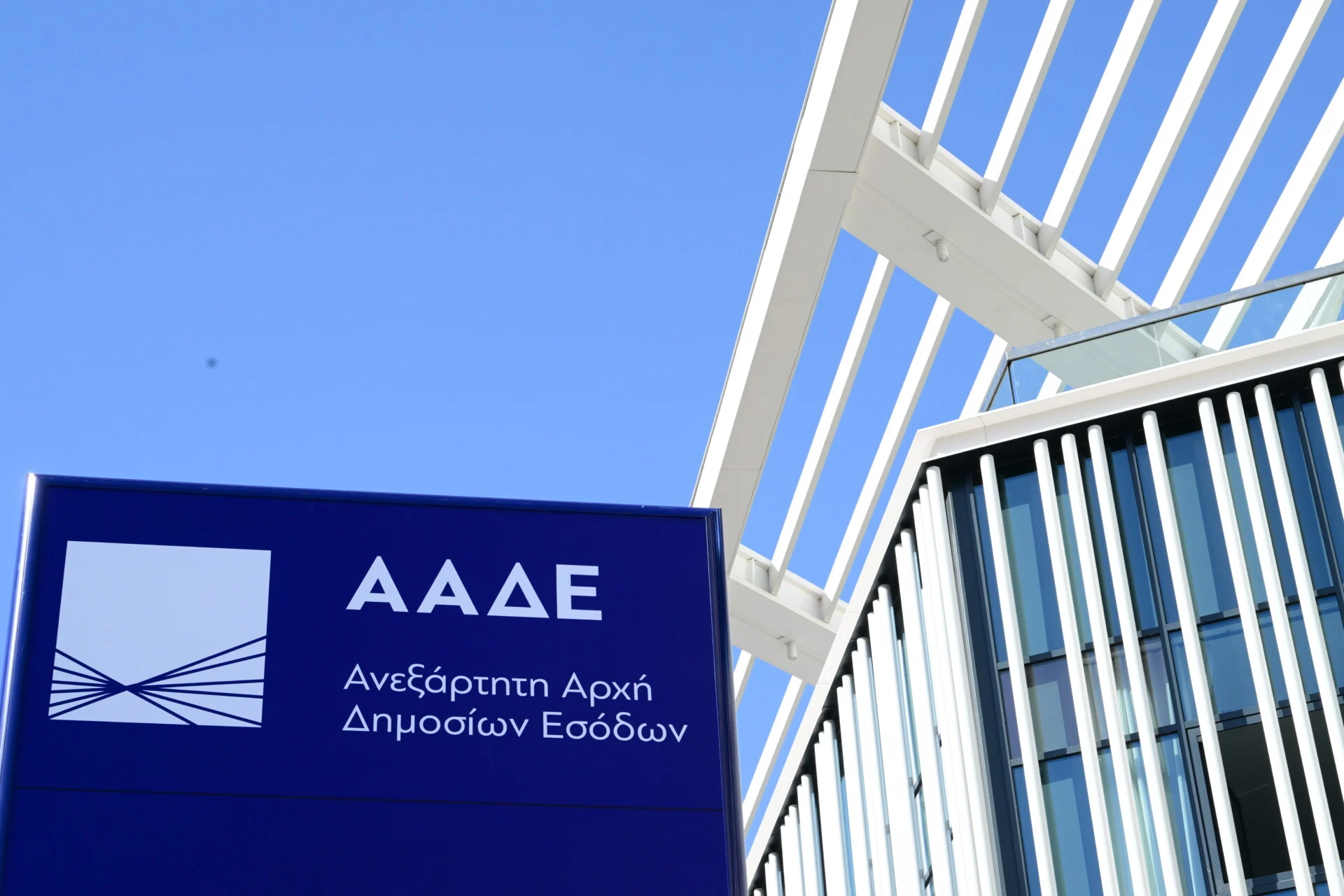 Επιχείρηση ΑΑΔΕ: Μεγάλο δίκτυο φοροδιαφυγής ξεσκεπάστηκε σε ημερόπλοια της Σαντορίνης