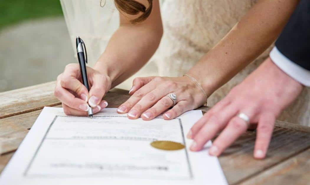 Ζευγάρι παντρεύτηκε και έβαλε στο συμβόλαιο απίστευτους όρους που έκαναν τον γάμο του μοναδικό