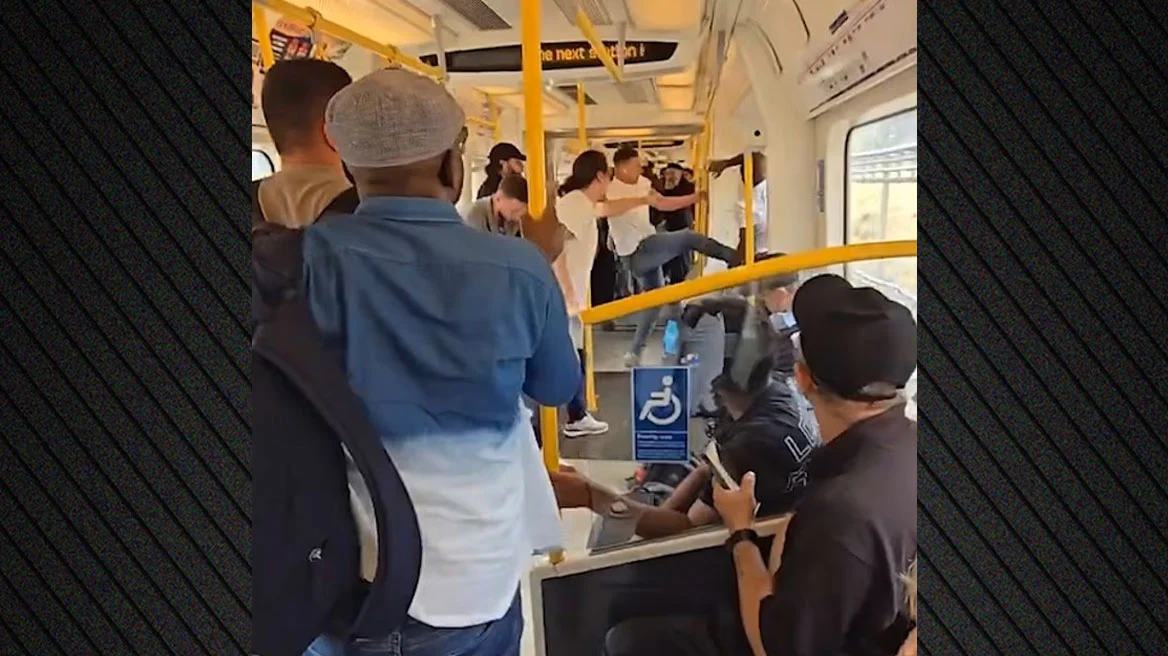 Λονδίνο: Άνδρας γδύθηκε μέσα σε βαγόνι του μετρό! – Εξαγριωμένοι επιβάτες τον ξυλοφόρτωσαν (βίντεο)