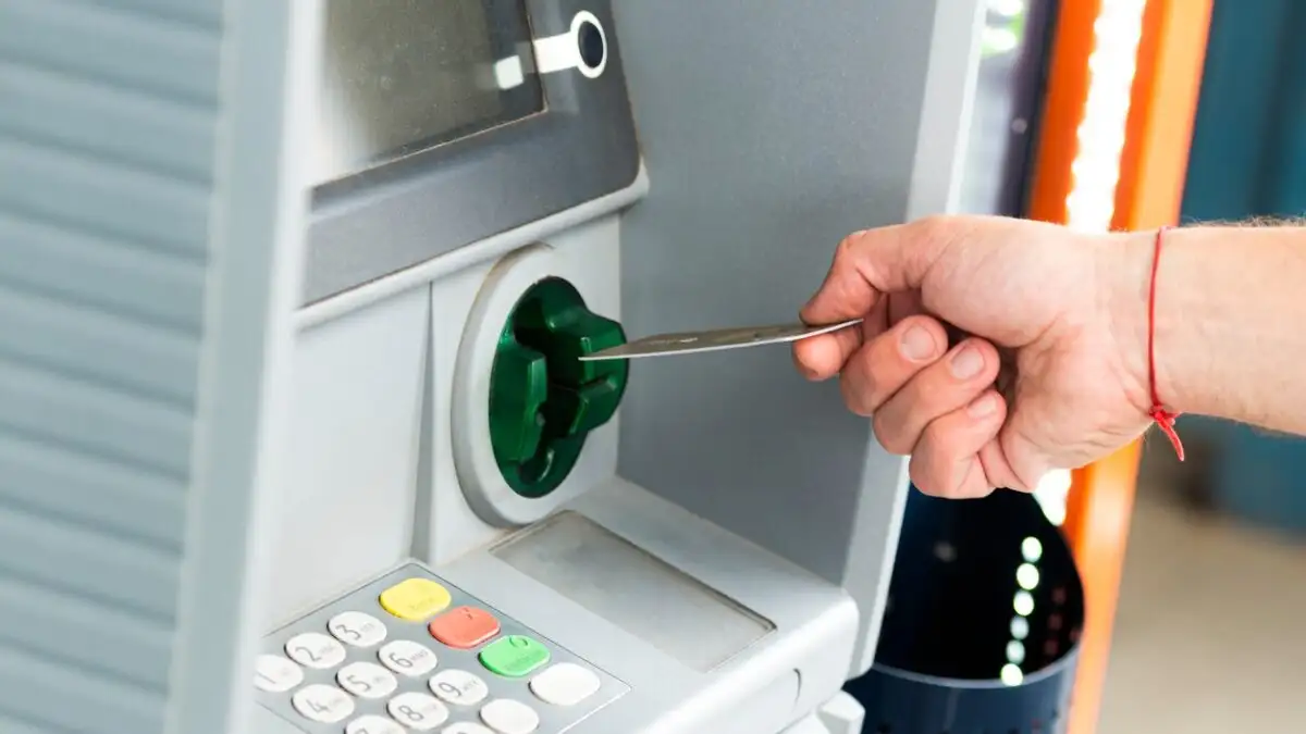Αναλήψεις μετρητών χωρίς χρεώσεις στα ΑΤΜ: Τι ισχύει από σήμερα