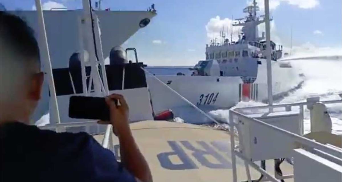 Κινεζικό πολεμικό πλοίο συγκρούστηκε με σκάφος της ακτοφυλακής του Πεκίνου ενώ κατεδίωκε Φιλιππινέζους (βίντεο)