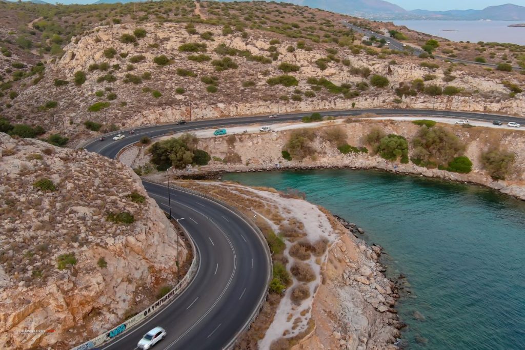 Αθηνών–Σουνίου: Αυτοκίνητο έπεσε στον γκρεμό – Στο νοσοκομείο η 60χρονη οδηγός