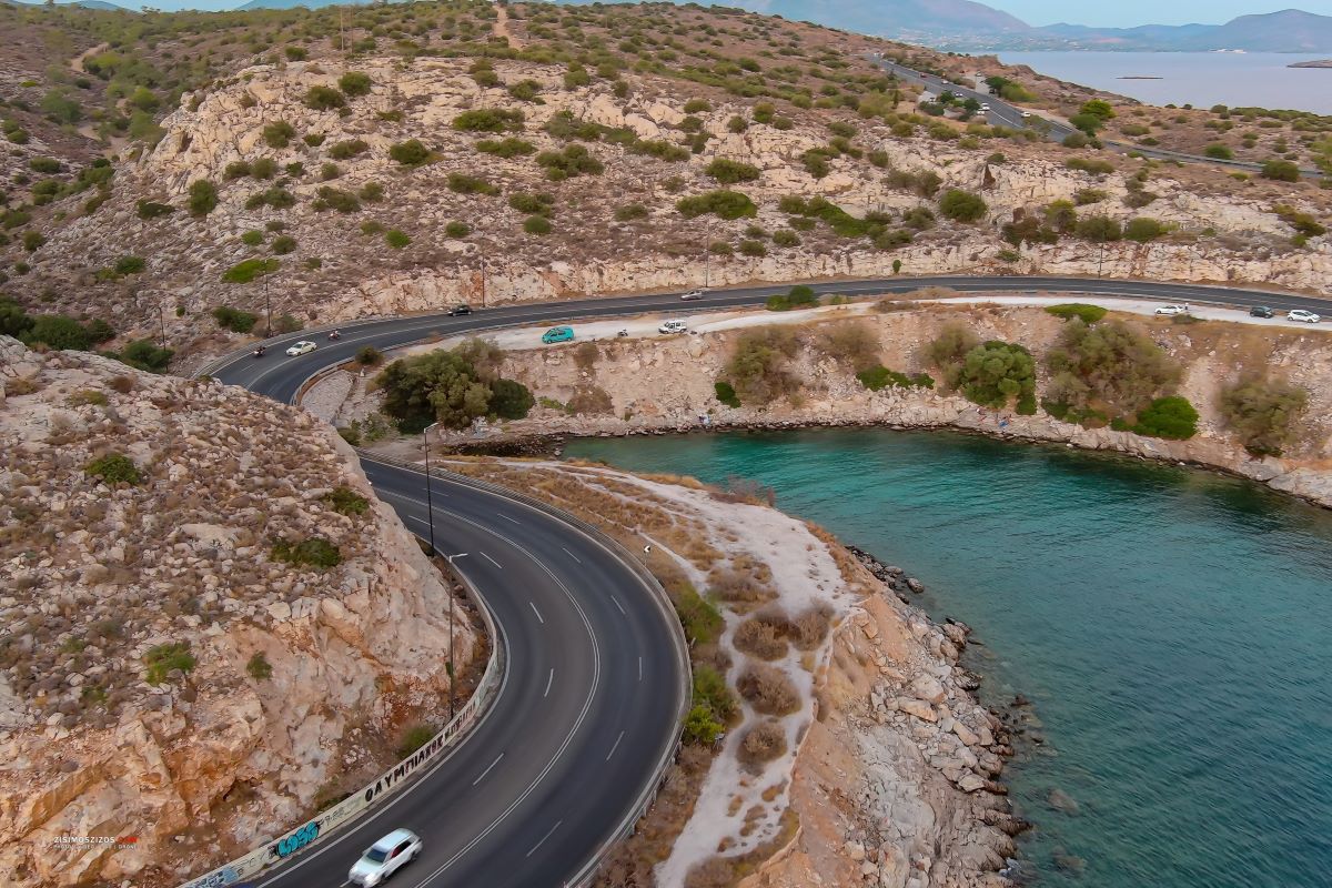 Αθηνών–Σουνίου: Αυτοκίνητο έπεσε στον γκρεμό – Στο νοσοκομείο η 60χρονη οδηγός