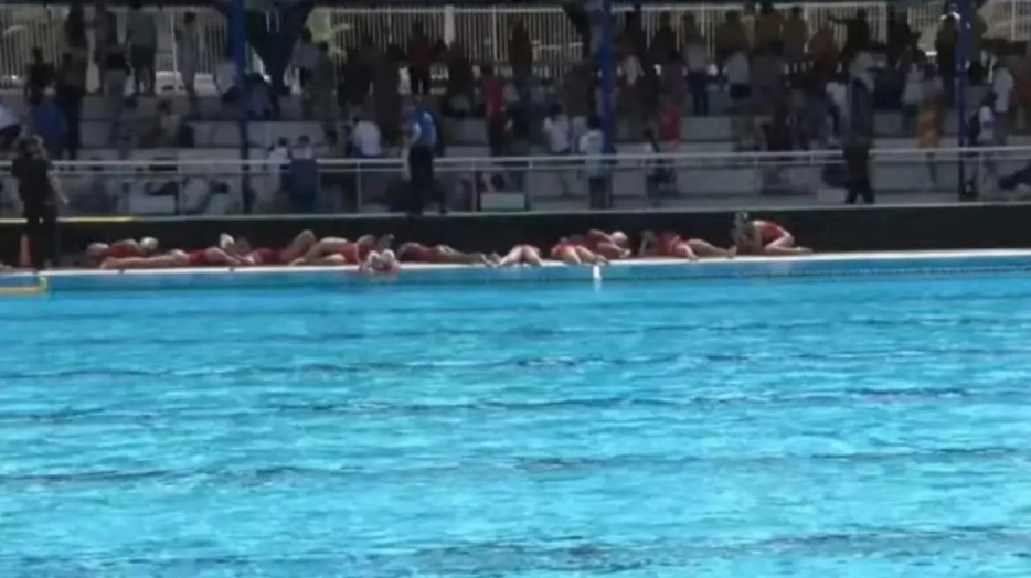 Πυροβολισμοί σε αγώνα πόλο στη Βραζιλία: Οι αθλήτριες κρύφτηκαν πίσω από τις πινακίδες (βίντεο)