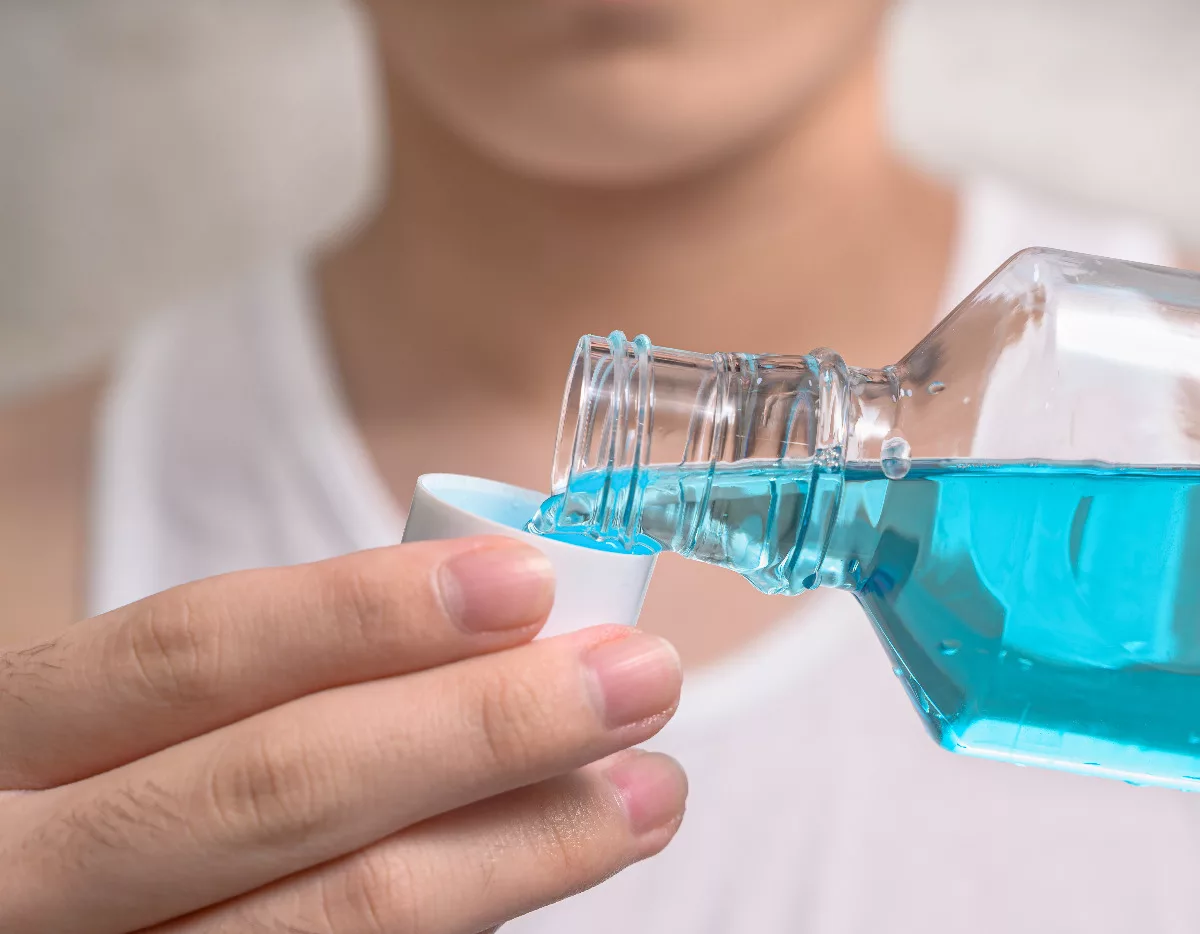Δείτε από τι κινδυνεύετε αν χρησιμοποιείτε καθημερινά στοματικό διάλυμα