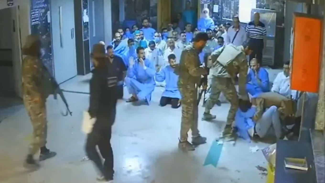 Συρία: Στη δημοσιότητα βίντεο από τη δολοφονία εθελοντή διασώστη από ένοπλους άνδρες του ισλαμικού καθεστώτος