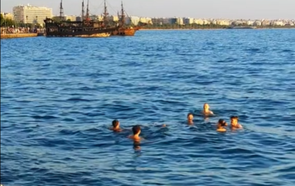 Θεσσαλονίκη: Παρέα νεαρών βούτηξε στα νερά του Θερμαϊκού μπροστά στα έκπληκτα μάτια των περαστικών (βίντεο)