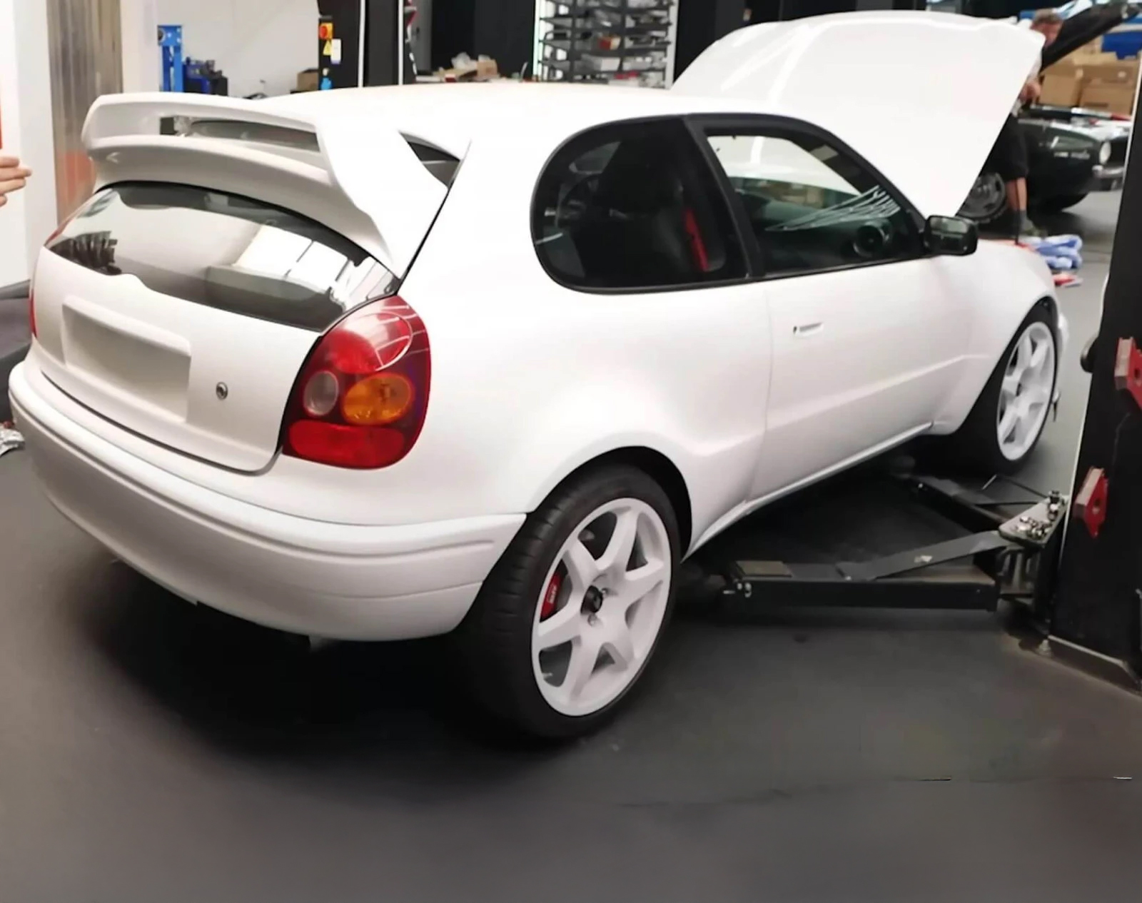 Έβαλαν μοτέρ-μετάδοση GR Yaris σε Toyota Corolla E110 (βίντεο)