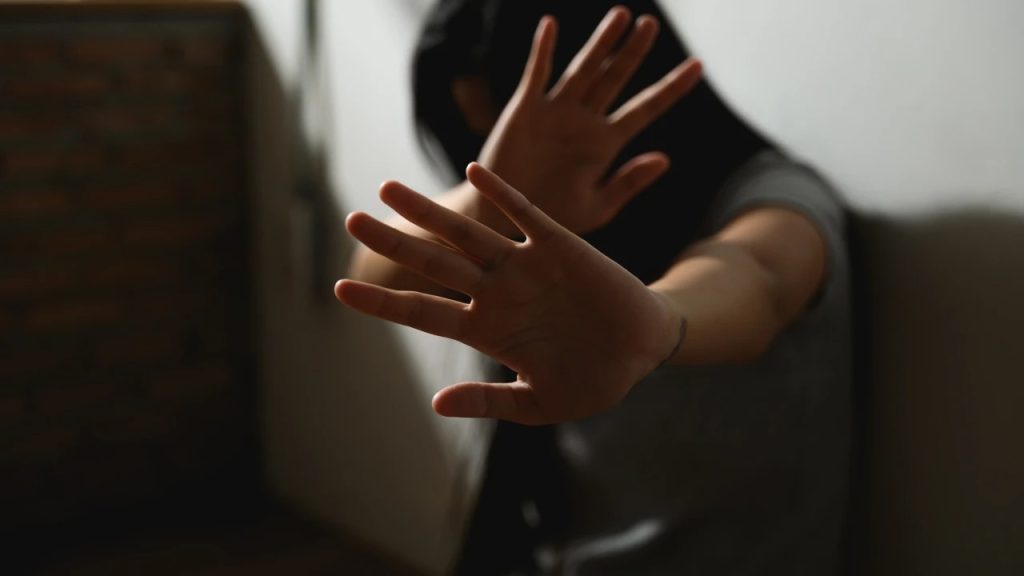 Βίντεο: Η στιγμή που συλλαμβάνεται άνδρας για βιασμό στο Μενίδι – «Είδα τον βιαστή μου στον δρόμο»