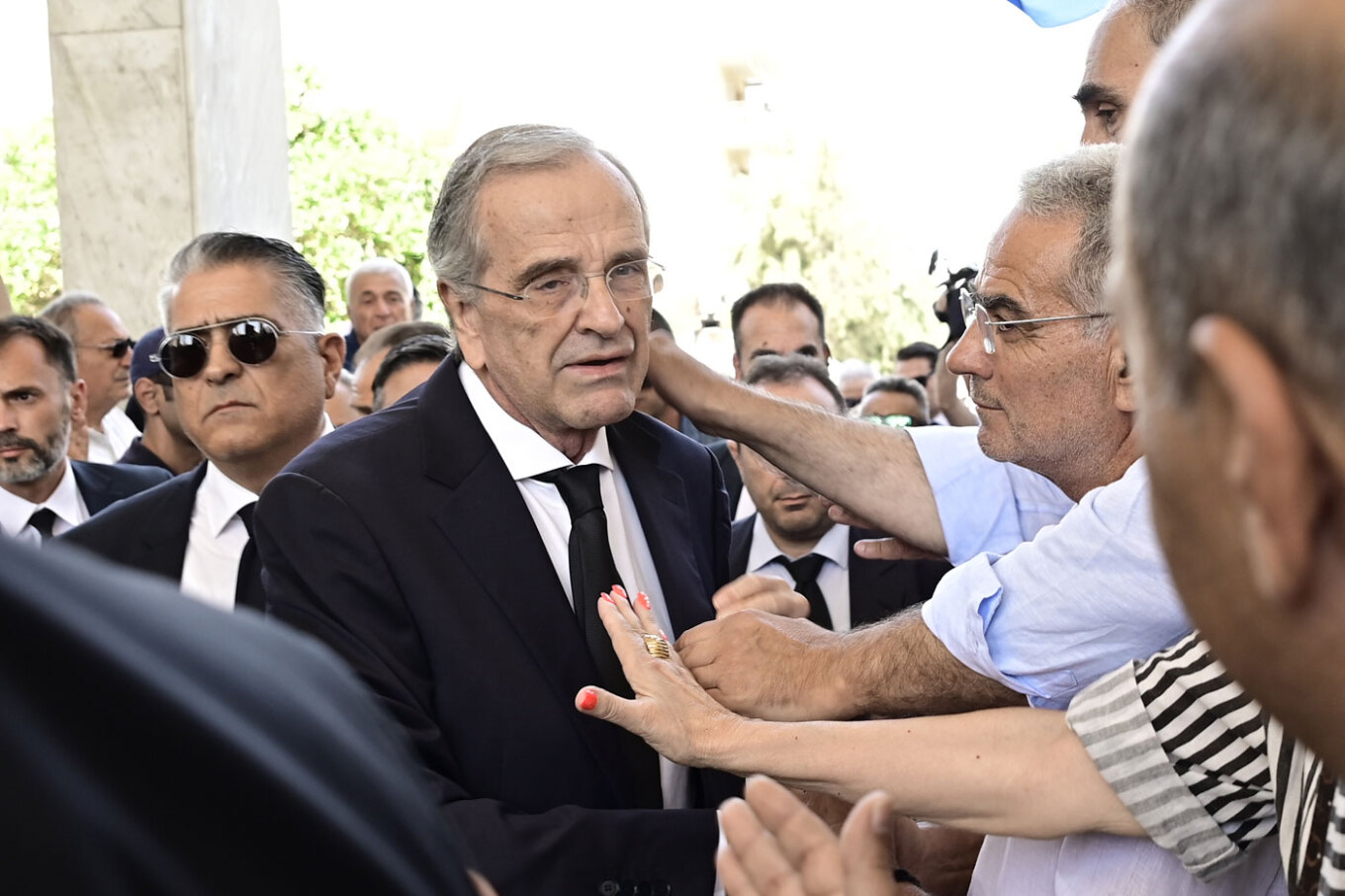 Μέσα σε κλίμα οδύνης η κηδεία της Λένας Σαμαρά – «Γιατί» είναι το ερώτημα που βασανίζει