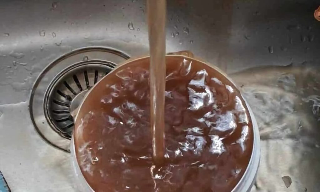 Σε απόγνωση κάτοικοι και παραθεριστές: Νερό με λάσπη βγάζουν οι βρύσες στον Πλαταμώνα