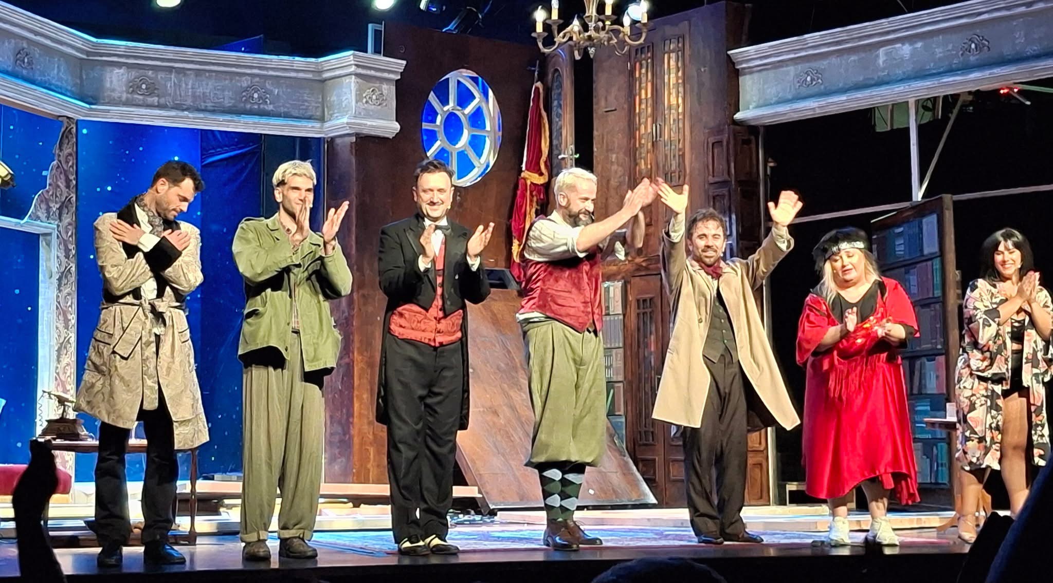 «Όλα… Λάθος»: Στιγμές άφθονου γέλιου και υποκριτικής δεινότητας στο θέατρο Αθηνά